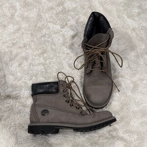 Timberland Waterproof Boots Gray Nubuck with Black Snakeskin-print Woman’s Sz 7